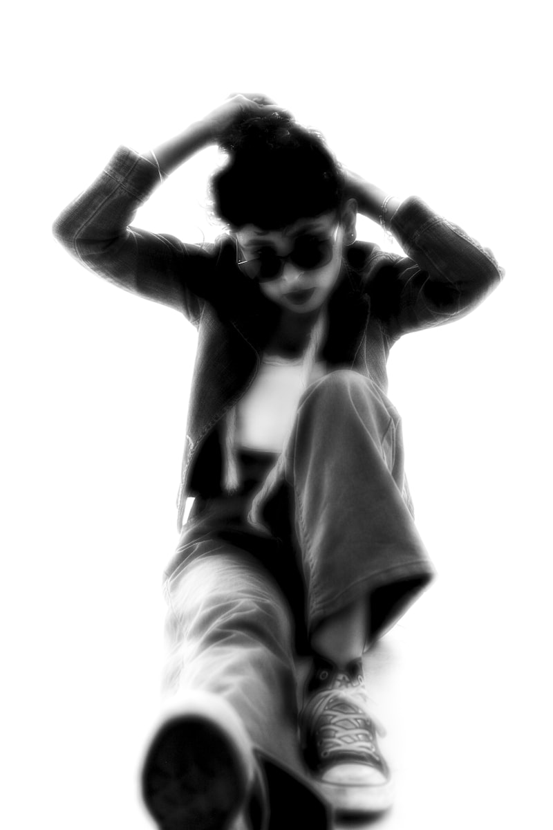 Look 03 — structured tailoring in midnight tones